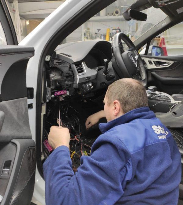 Установка охранного комплекса 6 поколения StarLine E96 BT с модулями GPS и GSM на автомобиль Audi Q7