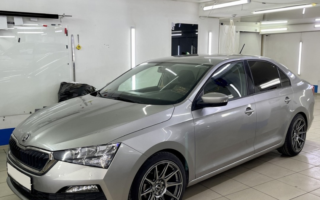 На Skoda Rapid установили автосигнализацию StarLine S96 V2 с GSM